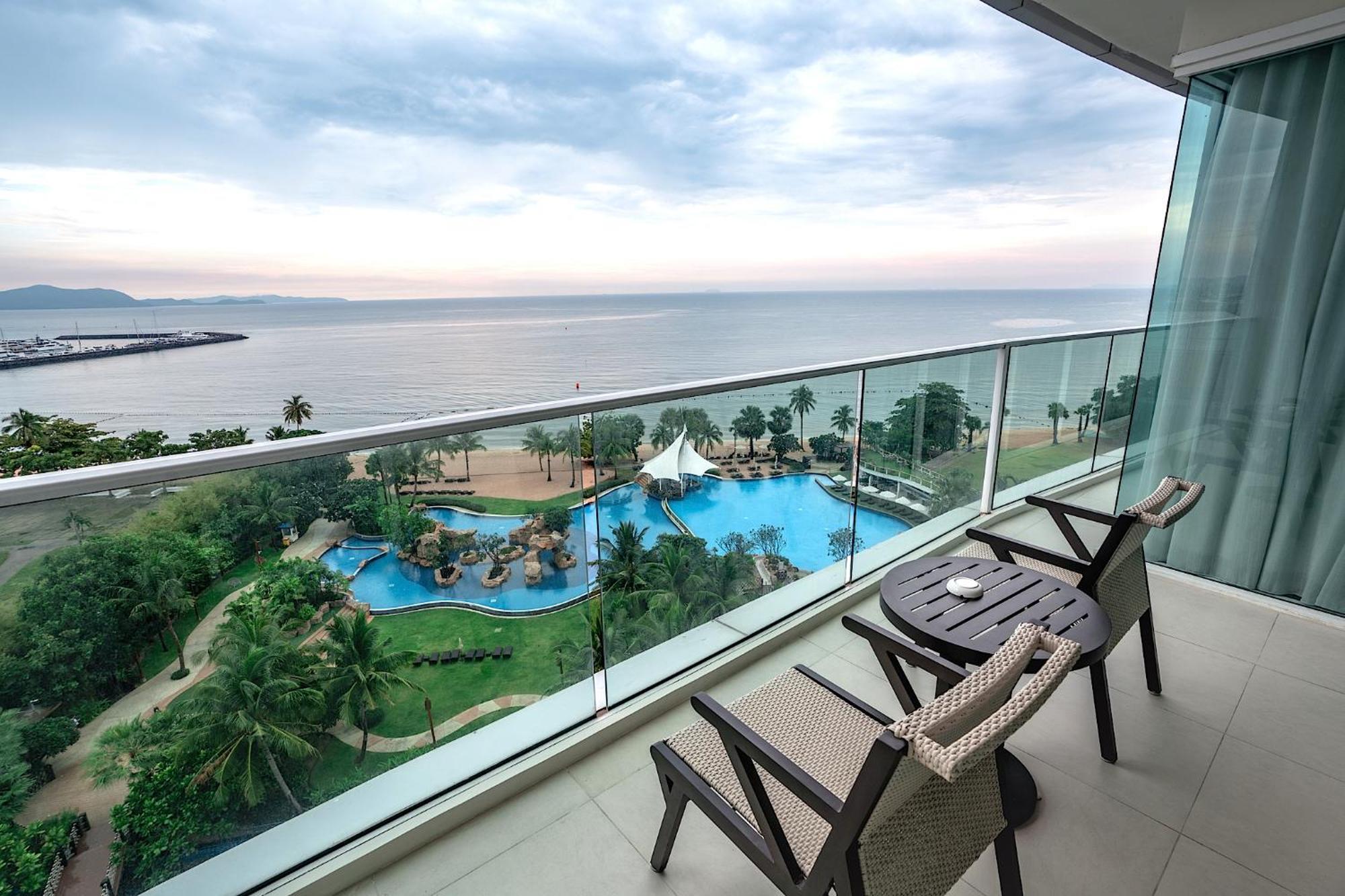 Movenpick Residences Pattaya With Ocean View Na Chom Thian Bagian luar foto