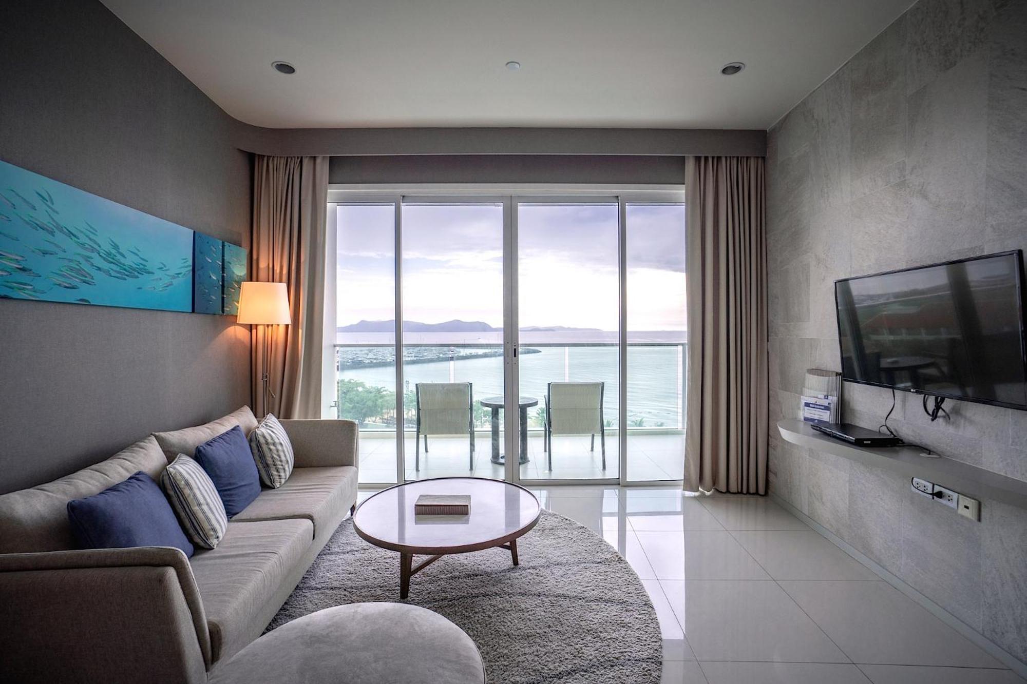 Movenpick Residences Pattaya With Ocean View Na Chom Thian Bagian luar foto