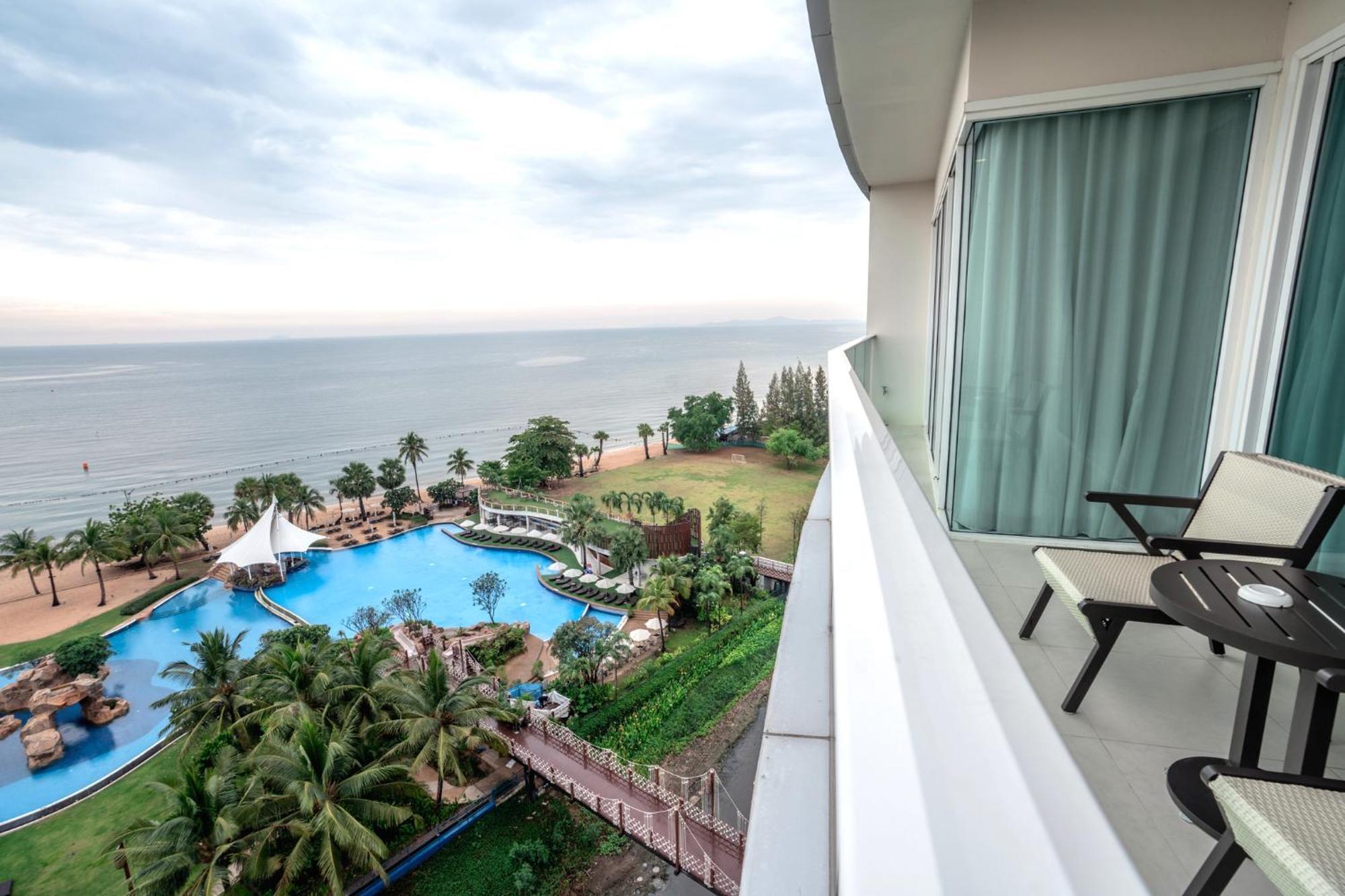 Movenpick Residences Pattaya With Ocean View Na Chom Thian Bagian luar foto