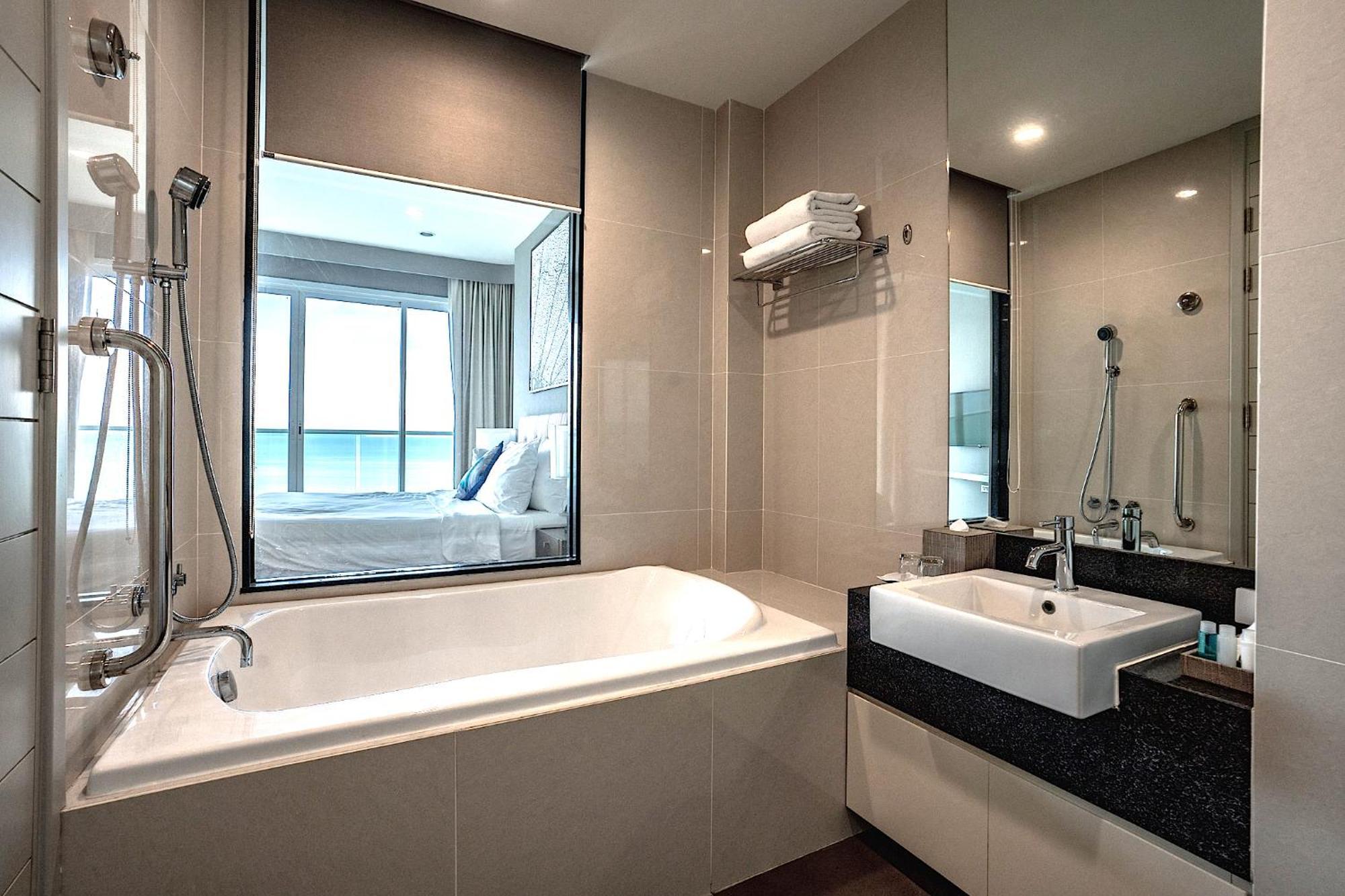 Movenpick Residences Pattaya With Ocean View Na Chom Thian Bagian luar foto