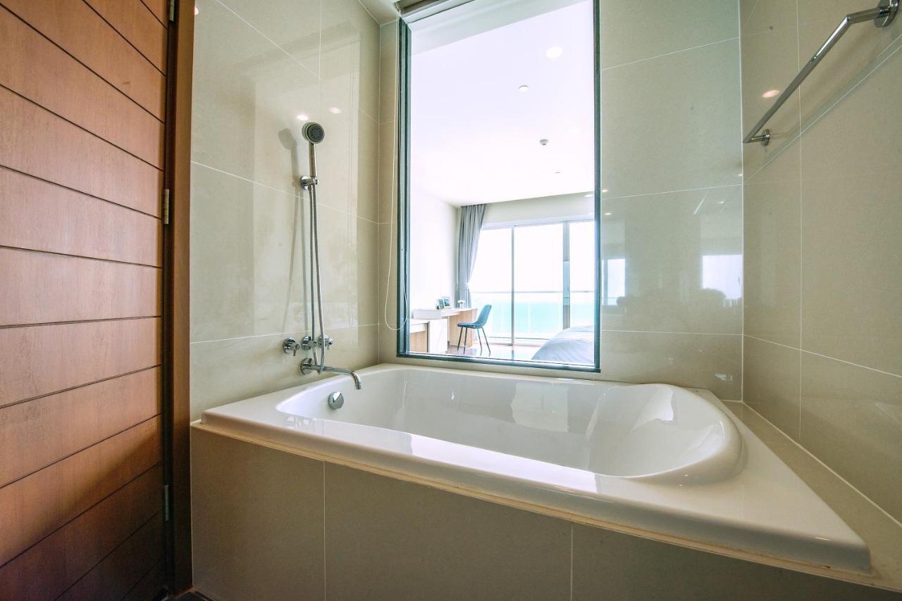 Movenpick Residences Pattaya With Ocean View Na Chom Thian Bagian luar foto